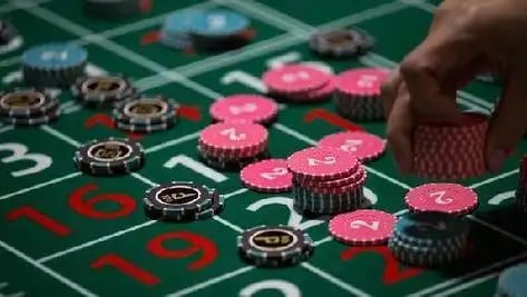 opinnacle Sportsbook odds board တွင် ဘောလုံးပွဲ live score စစ်ဆေးနေသောပုံ